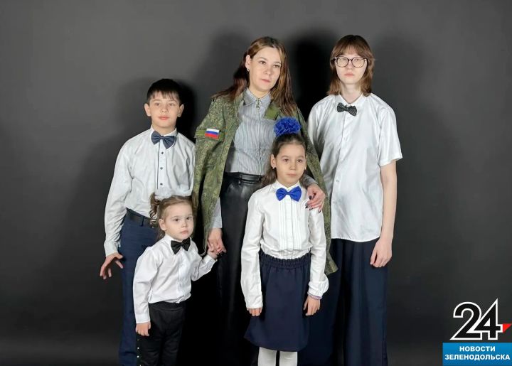 «Китель все ещё хранит родное тепло»: Зеленодольские жены и матери бойцов надели мундиры своих героев