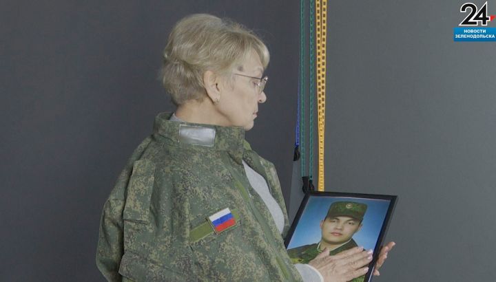 «Китель все ещё хранит родное тепло»: Зеленодольские жены и матери бойцов надели мундиры своих героев