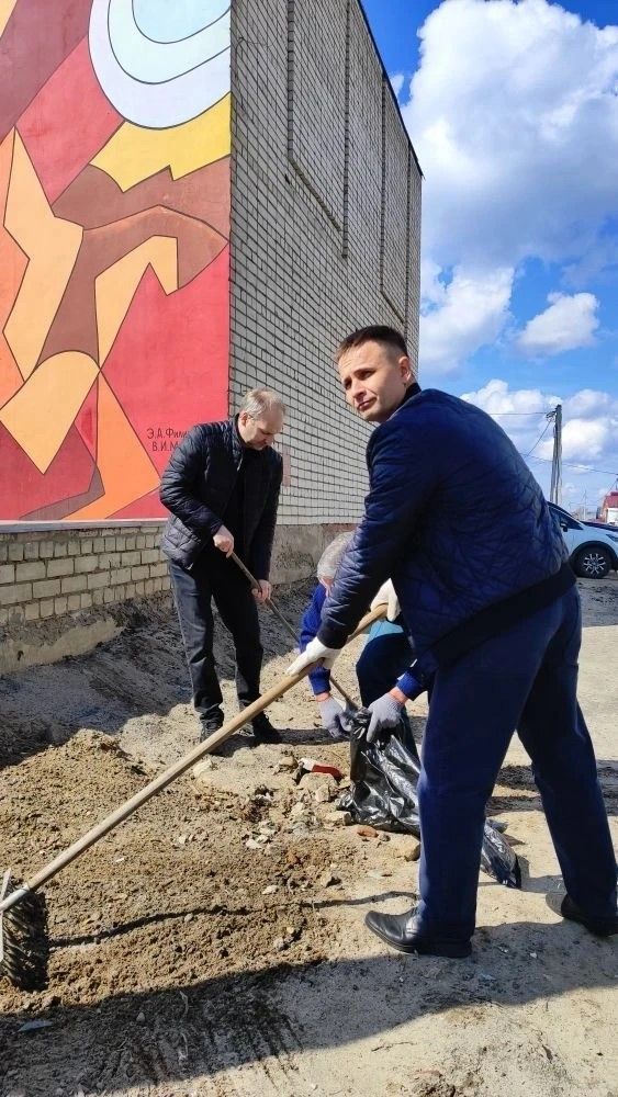 Зеленодольские пожарные вышли на субботник