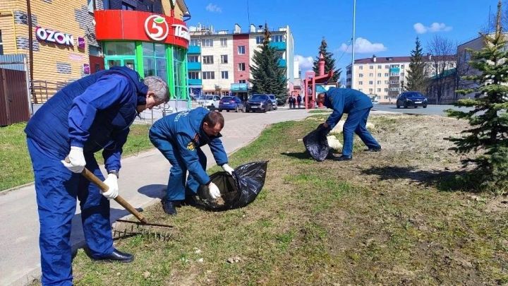 Зеленодольские пожарные вышли на субботник