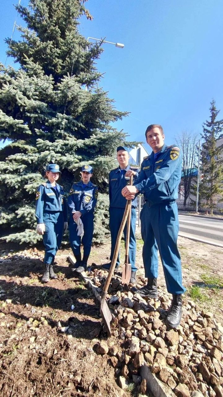 Зеленодольские пожарные вышли на субботник
