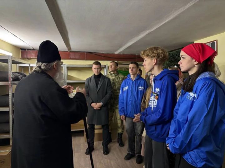 Митрополит Кирилл посетил Зеленодольский гуманитарный штаб «Молодой Гвардии»