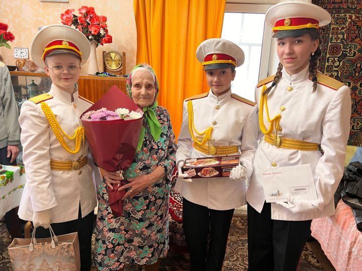 Зеленодольские юнармейцы поздравили ветерана с 96-летием