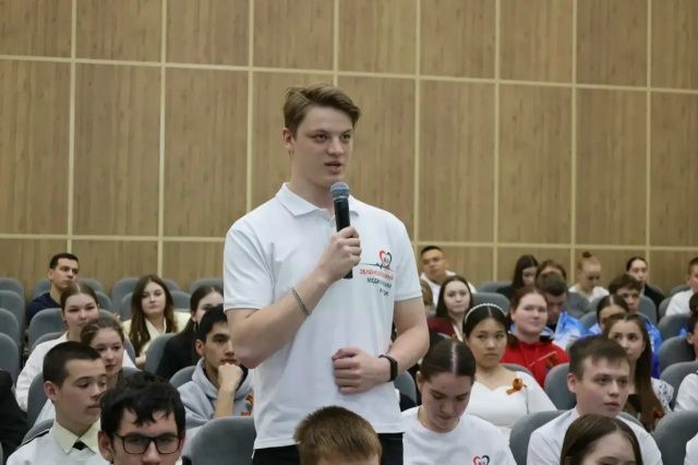 Михаил Афанасьев провел «Недетский разговор» с юными зеленодольцами