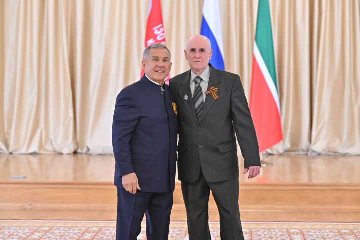 Рустам Минниханов вручил в Казанском Кремле государственные награды