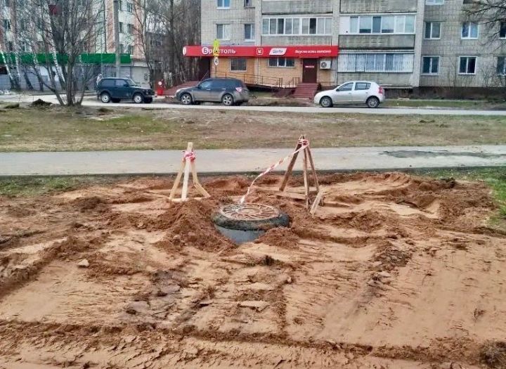 В Зеленодольске на улице Столичной ликвидировали провал на канализационном коллекторе