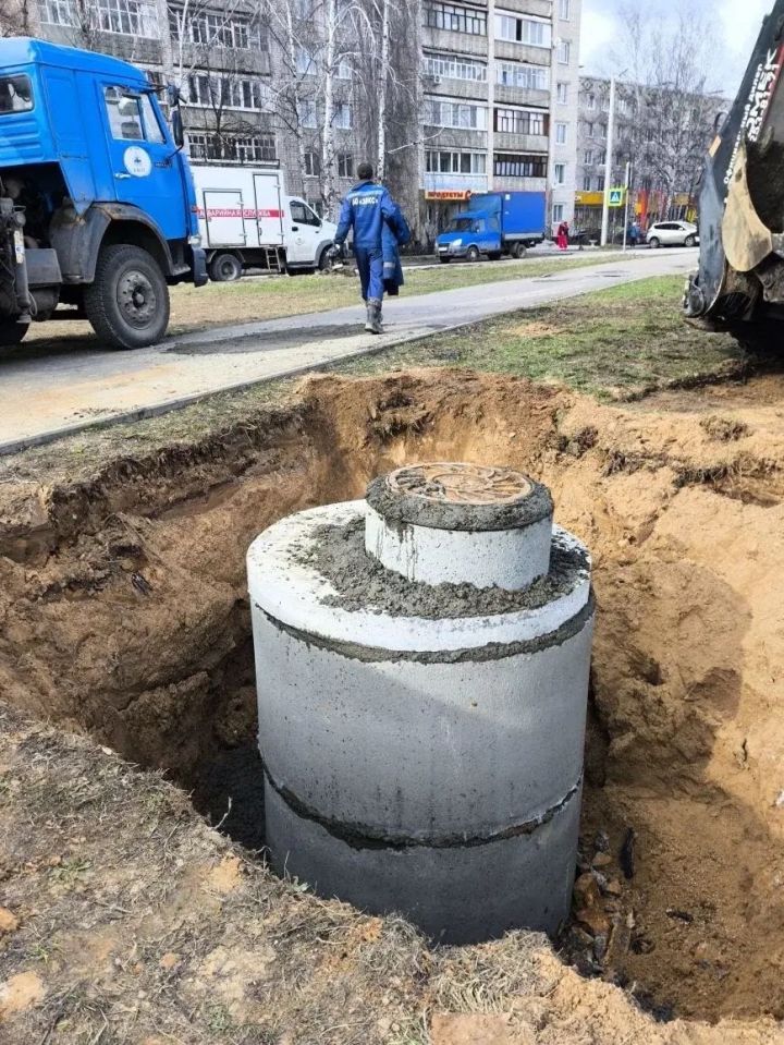 В Зеленодольске на улице Столичной ликвидировали провал на канализационном коллекторе