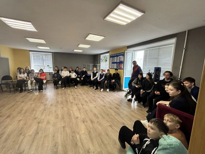 Профессиональный кинолог провела встречу в подростковом клубе