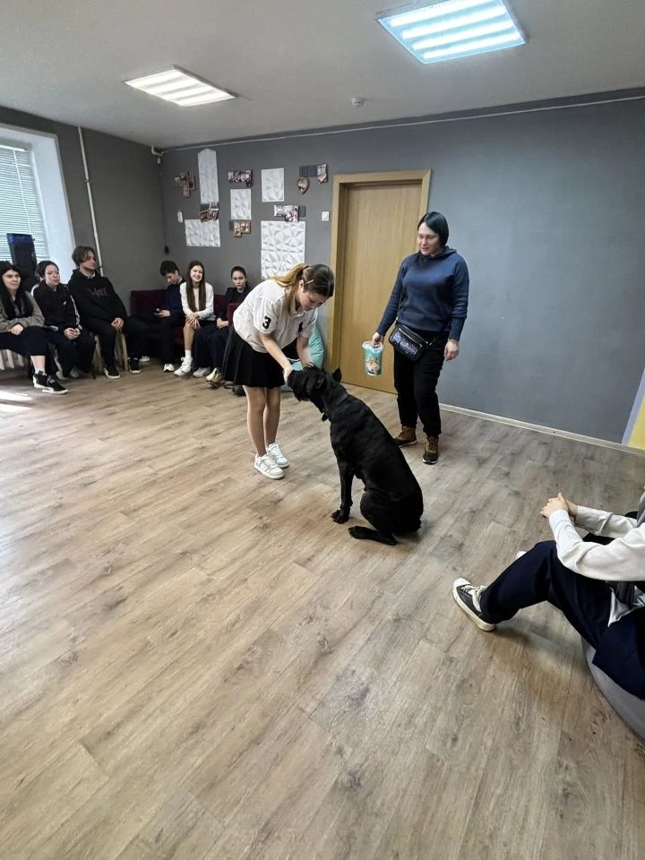 Профессиональный кинолог провела встречу в подростковом клубе