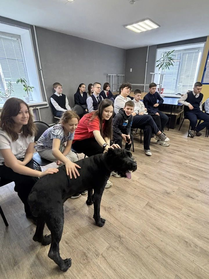 Профессиональный кинолог провела встречу в подростковом клубе