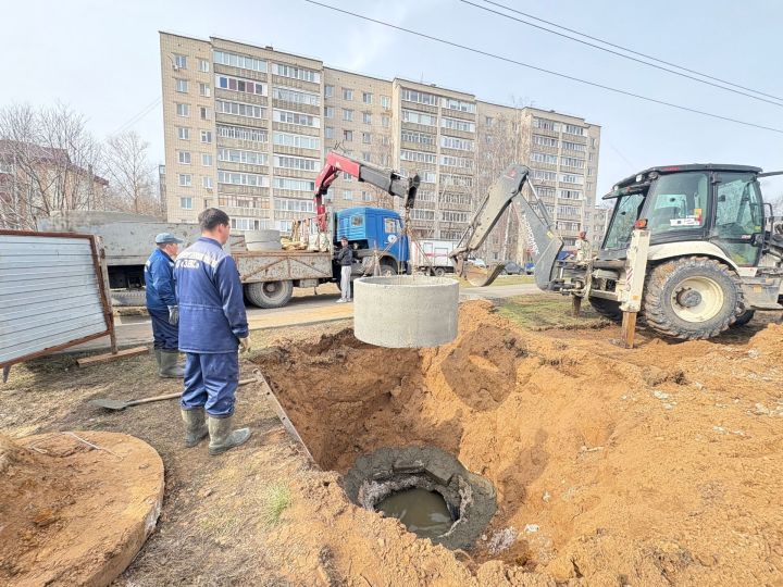 В Зеленодольске на улице Столичной ликвидировали провал на канализационном коллекторе