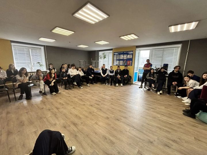 Профессиональный кинолог провела встречу в подростковом клубе