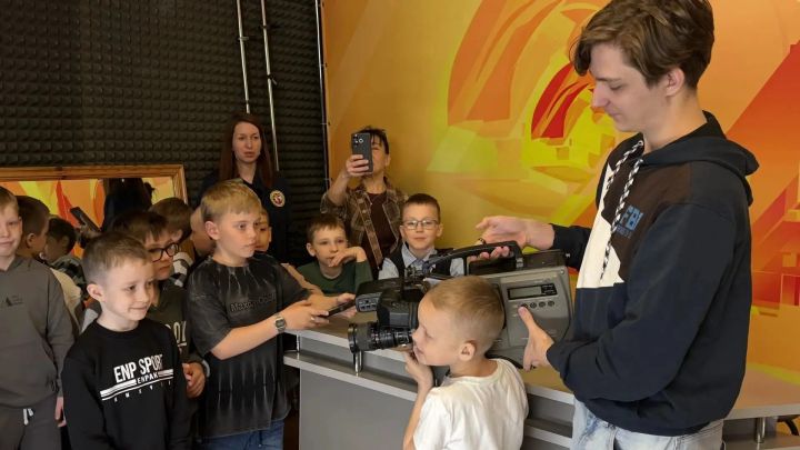 Экскурсия в мир медиа: Зеленодольские школьники попробовали себя в роли журналистов и телеведущих