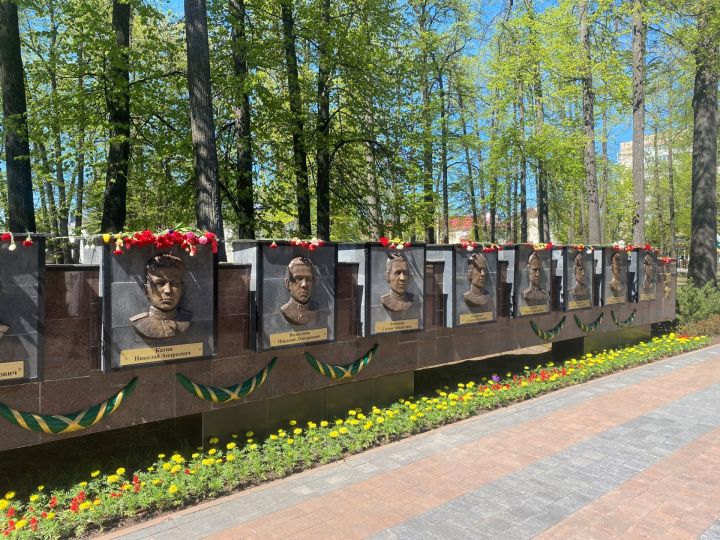 Как преобразилась аллея славы в Зеленодольске к 9 мая
