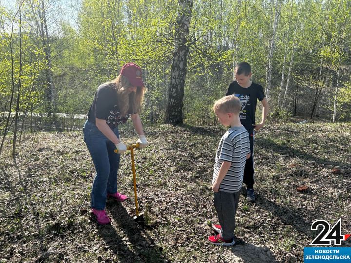 В микрорайоне «Зелёная долина» Зеленодольска провели акцию «Сад памяти»