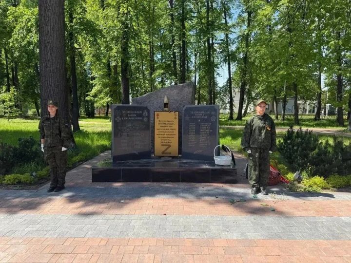 В городском Парке Победы продолжают нести Вахту Памяти ученики зеленодольских школ