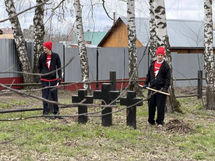 Первые из Зеленодольского лицея №9 провели уборку на кладбище военнопленных