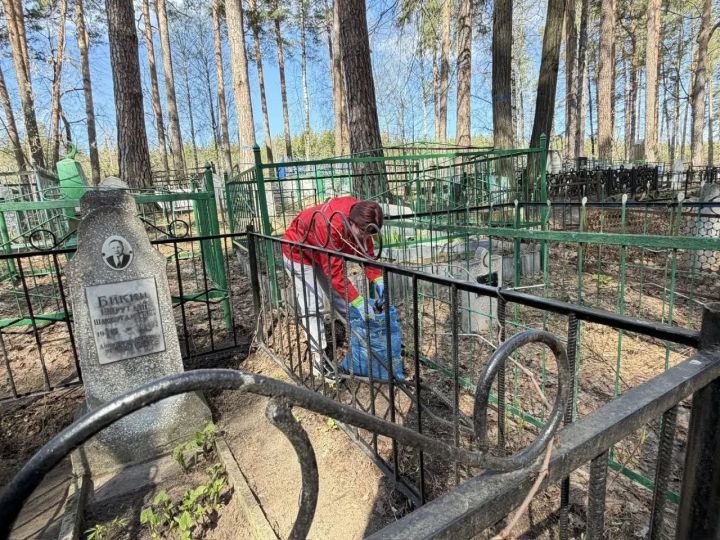Волонтеры Зеленодольского медицинского колледжа привели в порядок захоронение участника Великой Отечественной войны