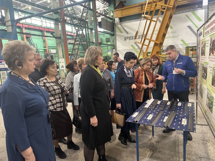 Директора школ оценили перспективы работы для своих выпускников на заводе им. Серго
