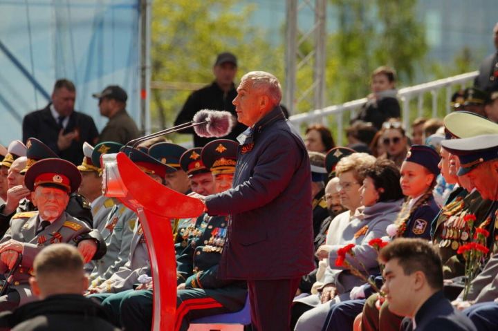 Рустам Минниханов на параде в Казани: память о Победе с годами становится только глубже