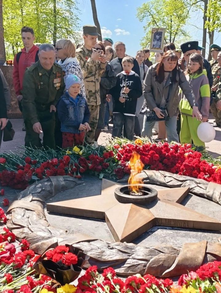Нескончаемым потоком идут зеленодольцы к Вечному огню, чтобы отдать дань памяти нашим предкам, отстоявшим Родину в Великой Отечественной войне