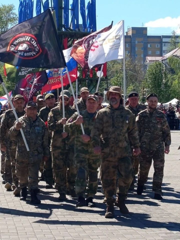 Парадные расчеты прошли колоннами по главной площади Зеленодольска