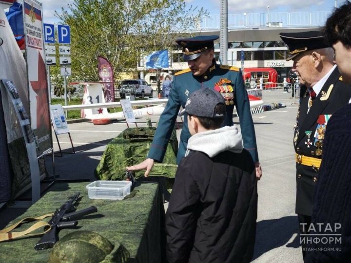 Мобильный пункт набора на контрактную службу работает на параде Победы в Татарстане