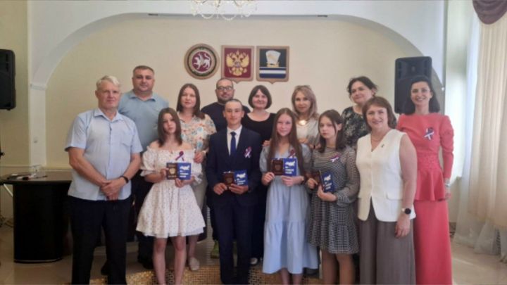 Юные зеленодольцы получили свои первые паспорта в преддверии Дня России
