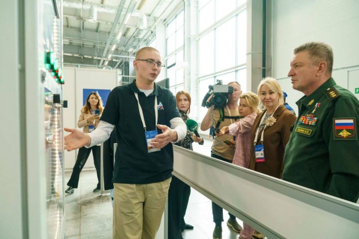 Герой России встретился с участниками и экспертами чемпионата по профмастерству среди ветеранов СВО
