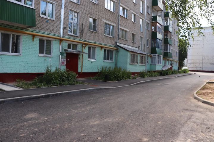Михаил Афанасьев проверил результат благоустройства двора на улице Засорина