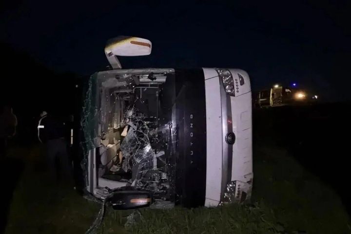 В Татарстане автобус опрокинулся в кювет: 15 пострадавших