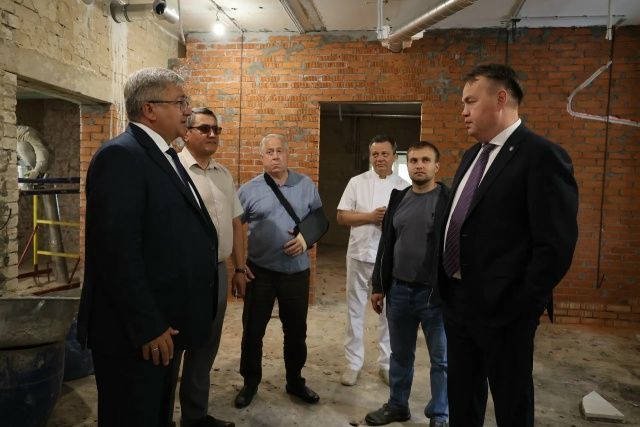 В Васильево проверили ход капремонта районной больницы: текущая готовность оценили в 52%