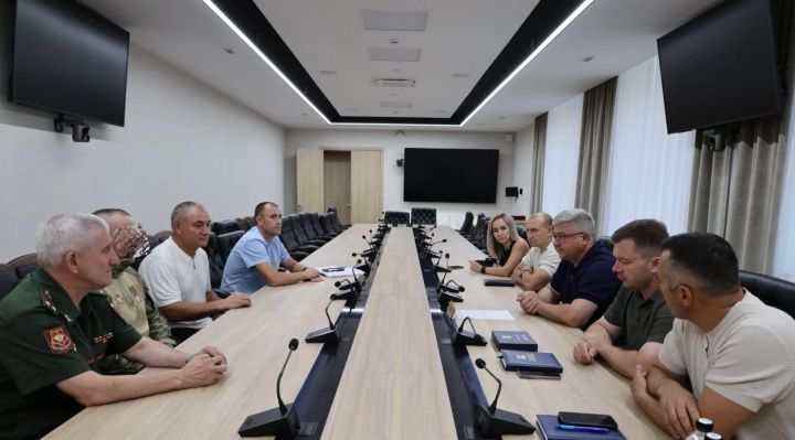 Глава Зеленодольского района встретился с участником СВО Рустемом Хамидовым