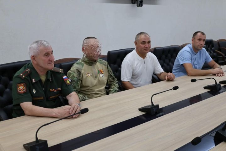 Глава Зеленодольского района встретился с участником СВО Рустемом Хамидовым