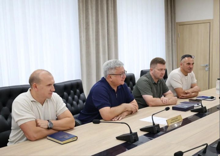 Глава Зеленодольского района встретился с участником СВО Рустемом Хамидовым