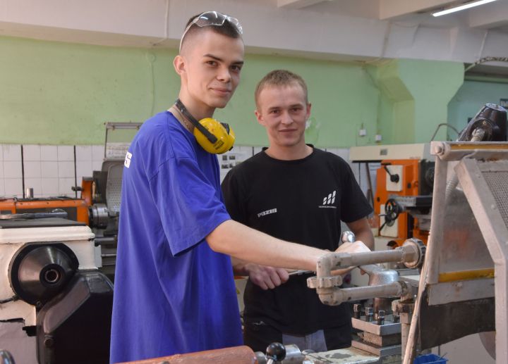 Школьники и студенты получают путёвку в профессию на ПОЗИСе