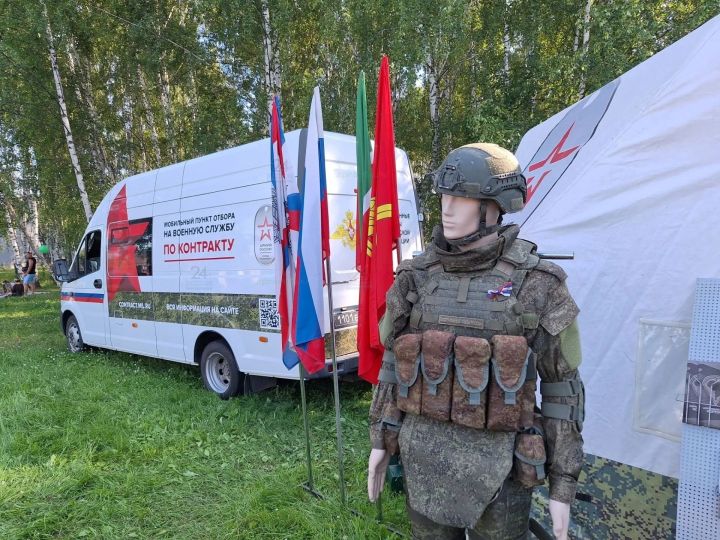 Праздник традиций и осознанный выбор: в Зеленодольске на Ивана Купалу работает мобильный пункт отбора на военную службу по контракту