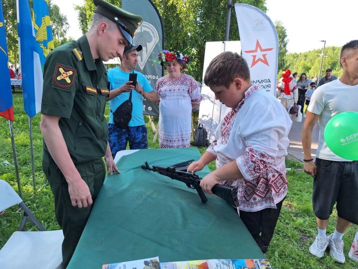 Праздник традиций и осознанный выбор: в Зеленодольске на Ивана Купалу работает мобильный пункт отбора на военную службу по контракту