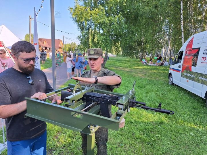Праздник традиций и осознанный выбор: в Зеленодольске на Ивана Купалу работает мобильный пункт отбора на военную службу по контракту