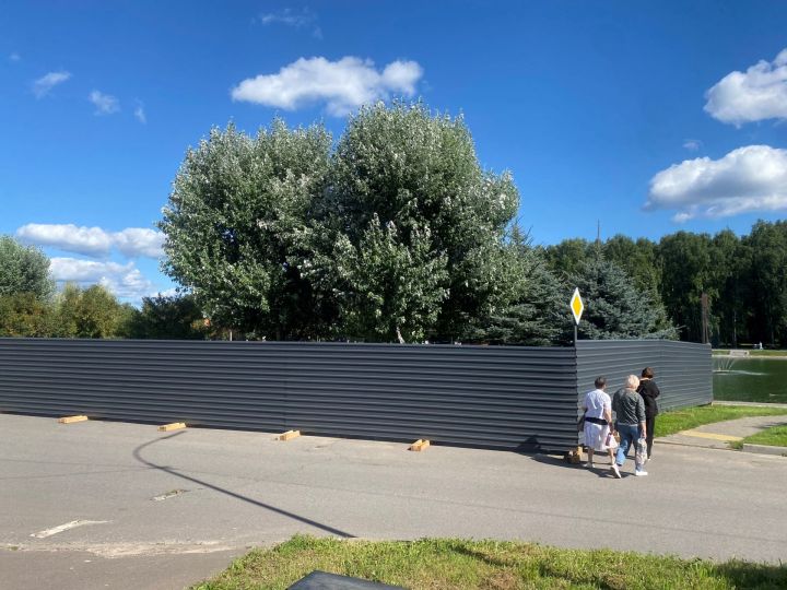 В Зеленодольске началась установка стелы «Город трудовой доблести»