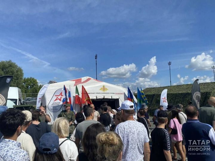 На авиапразднике в Казани предоставляли возможность заключить контракт и полетать на дроне