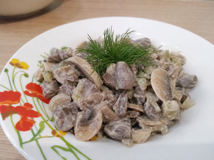 Готовим сытную закуску за 10 минут: Салат из куриных сердечек с шампиньонами