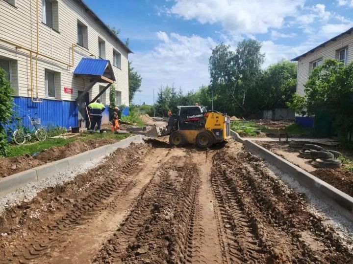 Во дворе по улице Стахановской  в Васильево ведутся работы по республиканской программе «Наш двор»
