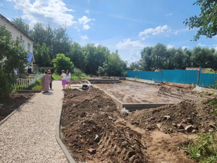 Во дворе по улице Стахановской  в Васильево ведутся работы по республиканской программе «Наш двор»