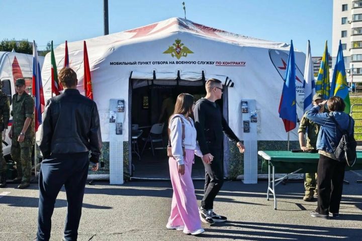 В Казани открыли мобильный пункт отбора на контракт на Дне республики