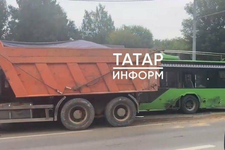 Троллейбус и КамАЗ столкнулись на Фермском шоссе в Казани