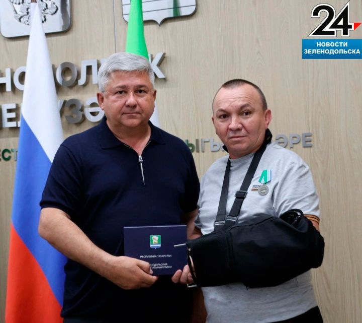 Глава Зеленодольского района наградил бойца с позывным «Зиндул»: Трижды ранен, но духом не сломлен