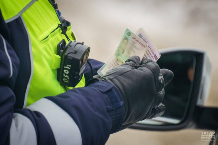 Скоро водители смогут показывать права и документы на машину прямо в телефоне