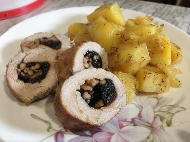 Свиные рулетики с черносливом и орехами: медово-горчичный соус решает всё