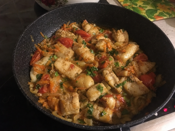 Рецепт томленого хека с овощами в томате